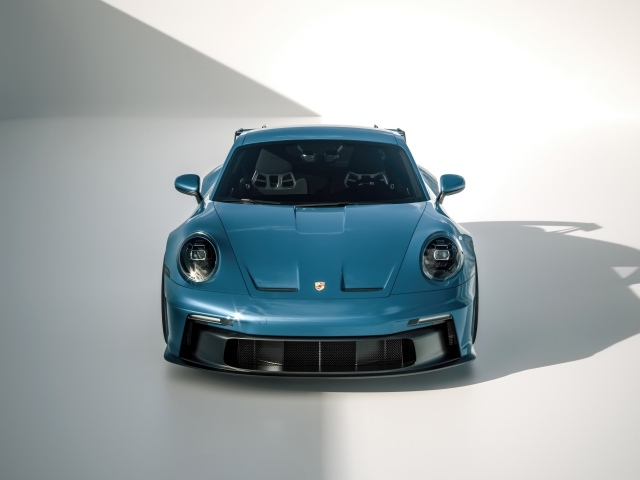 Синий автомобиль Porsche 918 вид спереди на сером фоне