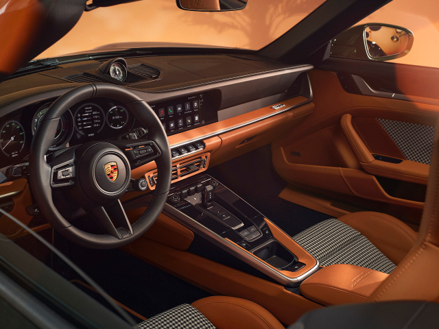 Коричневый кожаный салон автомобиля Porsche 911 Turbo S Cabriolet
