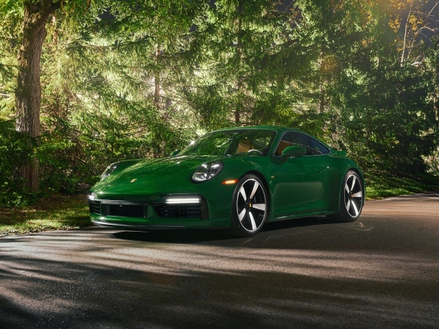Зеленый автомобиль Porsche 911 Sport Classic 2023 года