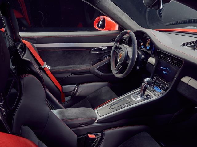 Салон спортивного автомобиля Porsche 911 GT3