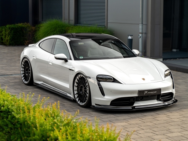 Автомобиль Porsche Taycan у здания