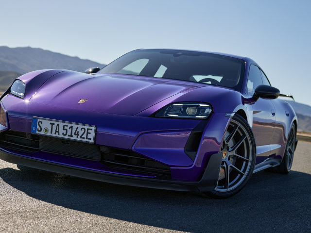 Фиолетовый автомобиль  Porsche Taycan Turbo GT Weissach Package 2024 года