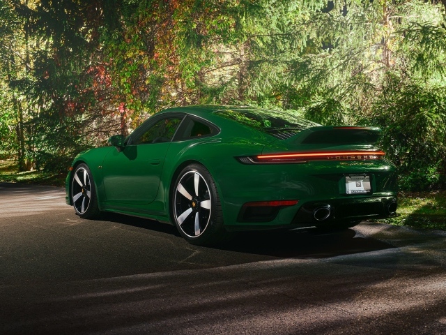 Вид сзади на зеленый автомобиль Porsche 911 Sport Classic 2023 года