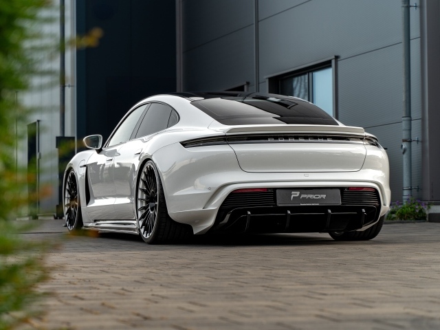 Вид сзади на автомобиль Porsche Taycan
