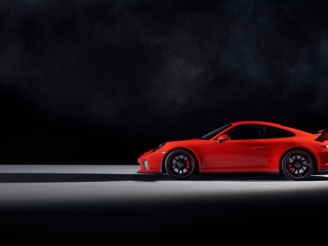 Красный автомобиль Porsche 911 GT3 вид сбоку
