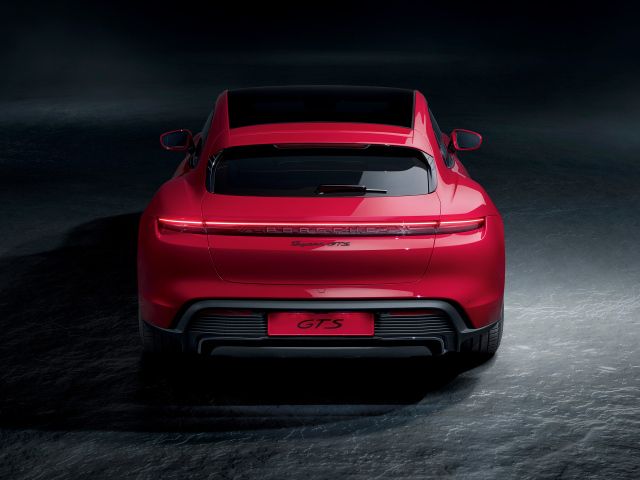 Красный автомобиль Porsche Taycan GTS  вид сзади