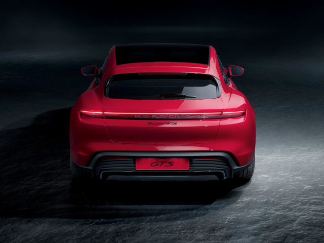 Красный автомобиль Porsche Taycan GTS  вид сзади