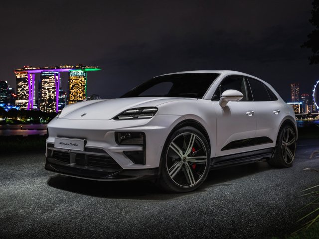 Внедорожник Porsche Macan Turbo 2024 года на фоне ночного города