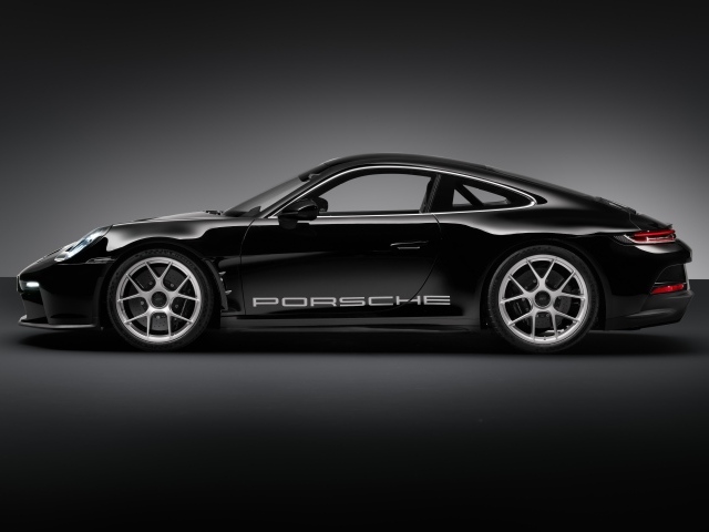 Вид сбоку на автомобиль Porsche 911 ST 2023 года