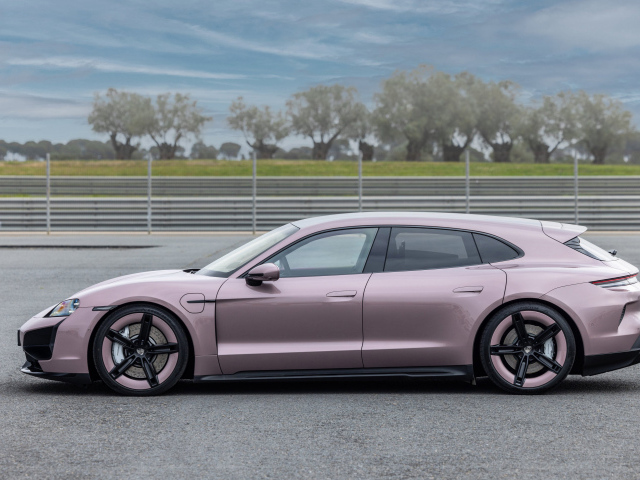 Вид сбоку на автомобиль Porsche Taycan Turbo Sport Turismo 2024 года