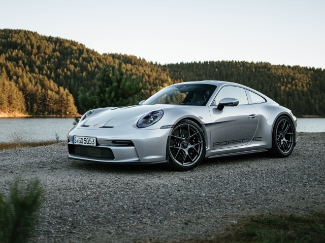 Серебристый автомобиль Porsche 911 ST 2023 года у воды