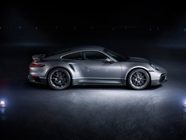 Серебристый автомобиль Porsche 911 Turbo S