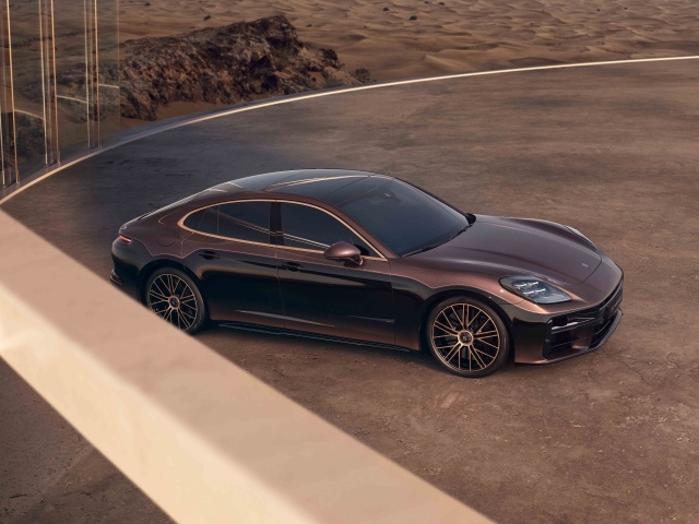 Вид сверху на автомобиль Porsche Panamera Turbo E-Hybrid Sonderwunsch 2024