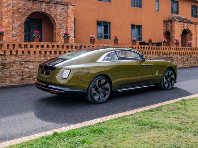 Автомобиль Rolls-Royce Spectre 2023 года вид сзади