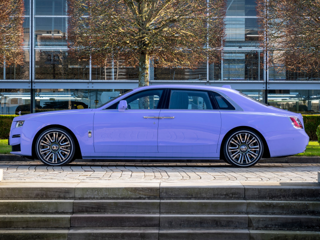 Автомобиль Rolls-Royce Ghost Extended Expressionism 2024 года вид сбоку