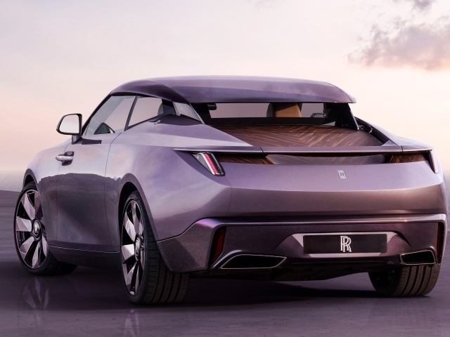 Дорогой Rolls-Royce Amethyst Droptail вид сзади