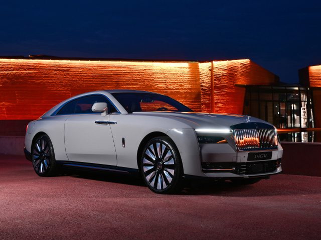 Дорогой автомобиль Rolls-Royce Spectre у здания