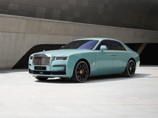 Дорогой престижный автомобиль Rolls-Royce Ghost