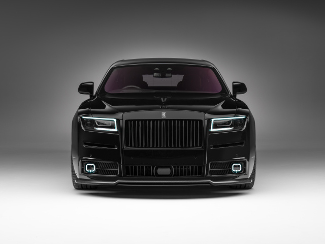 Вид спереди на черный дорогой автомобиль Rolls-Royce Ghost
