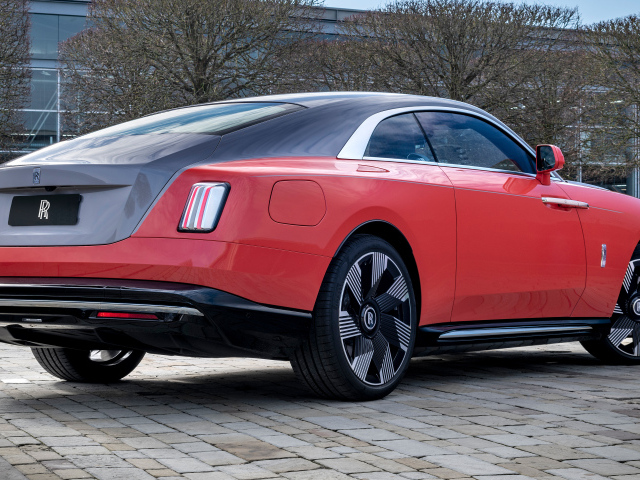 Вид сзади на автомобиль Rolls-Royce Spectre Escapism 2024 года