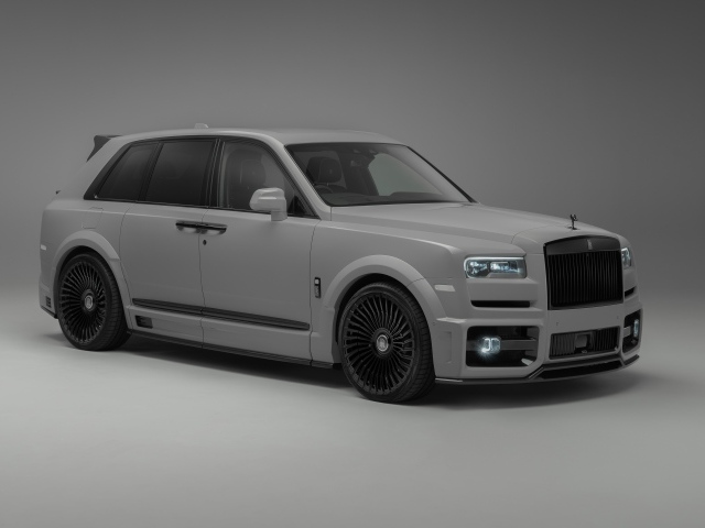 Автомобиль Rolls-Royce Cullinan на сером фоне