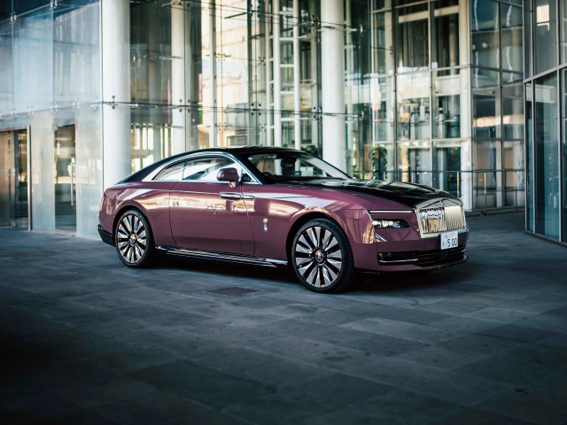 Автомобиль Rolls-Royce Spectre 2024 года у здания