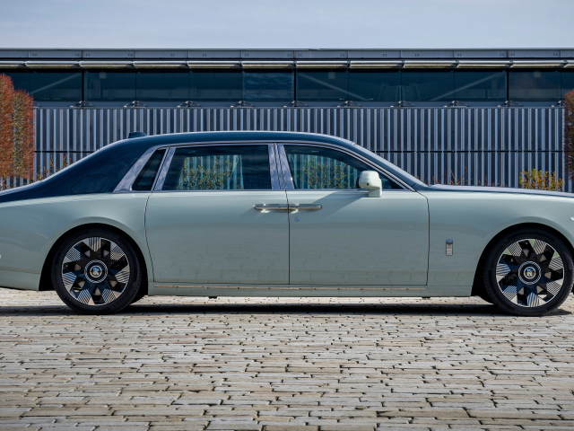 Вид сбоку на автомобиль Rolls-Royce Phantom EWB Magnetism 2024 года