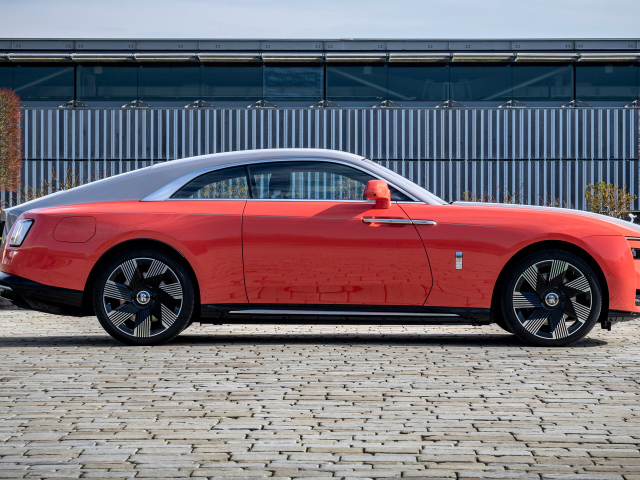 Вид сбоку на автомобиль  Rolls-Royce Spectre Escapism 2024 года