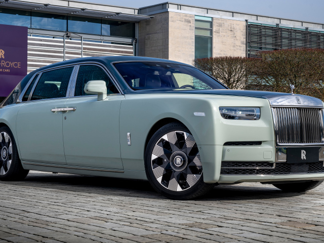 Стильный автомобиль Rolls-Royce Phantom EWB Magnetism 2024 года