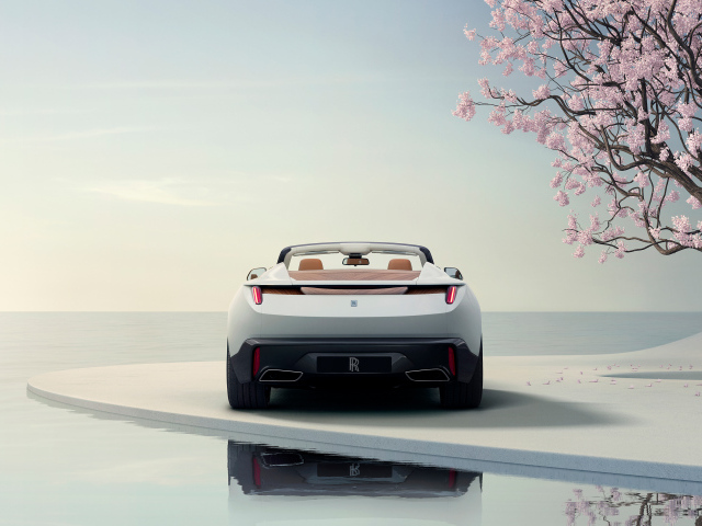 Белый дорогой автомобиль Rolls-Royce Arcadia Droptail вид сзади