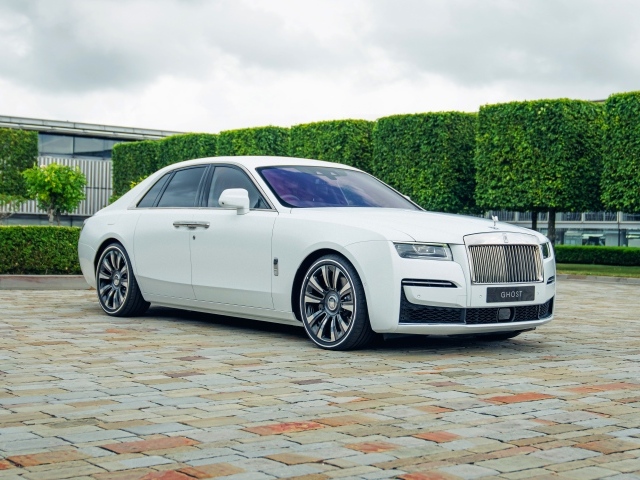 Белый дорогой автомобиль Rolls-Royce Ghost