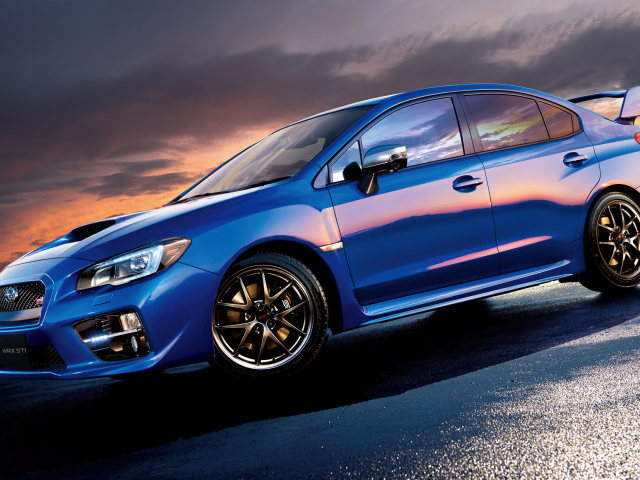 Синий автомобиль Subaru Impreza WRX STI