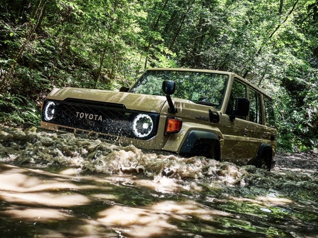 Джип Toyota Land Cruiser 2023 года едет по воде