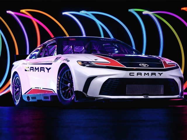 Автомобиль Toyota Camry XSE NASCAR Race Car 2024  года на разноцветном фоне