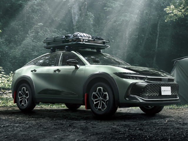 Автомобиль Toyota Crown Crossover RS Landscape 2024 года в лесу