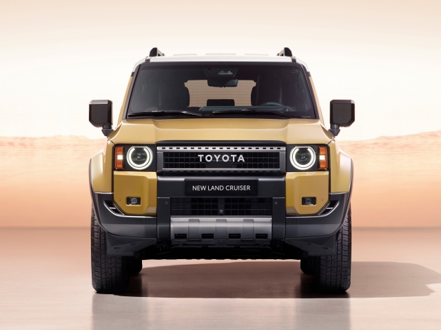 Вид спереди на автомобиль Toyota Land Cruiser First Edition 2023 года
