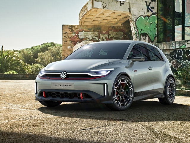 Автомобиль Volkswagen ID. GTI Concept 2023 года у здания