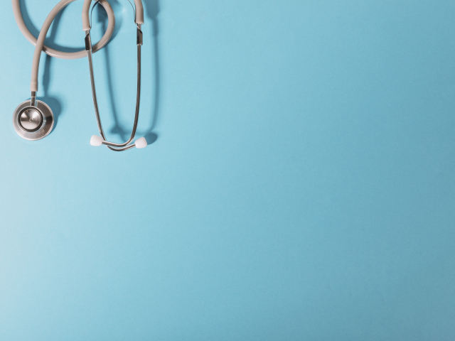 Медицинский стетоскоп на голубом фоне