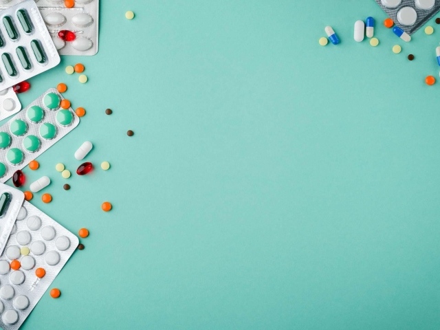 Разные таблетки на голубом фоне