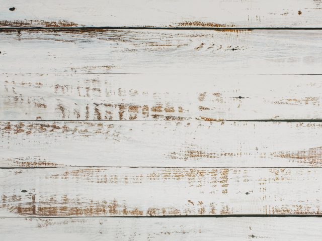 Окрашенная белой краской деревянная поверхность