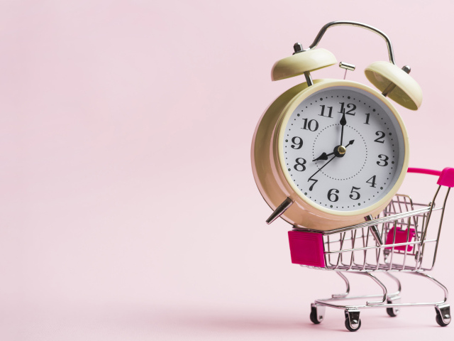 Будильник в маленькой тележке