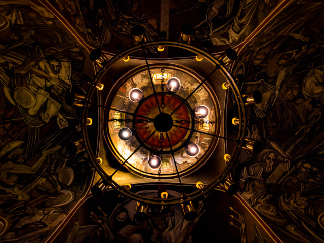 Красивая старинная люстра на потолке в соборе