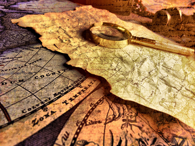 Лупа и старая карта на столе