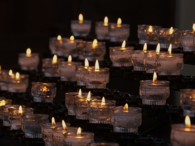 Много зажженных маленьких свечей