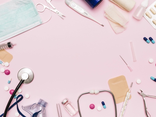 Медицинские атрибуты на розовом фоне