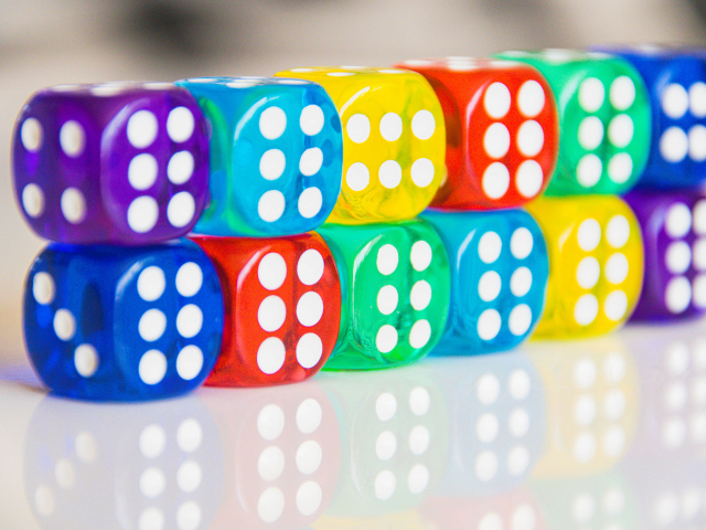 Разноцветные игральные кости на столе