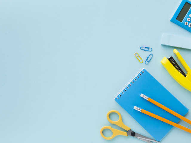 Офисные канцелярские предметы на голубом фоне