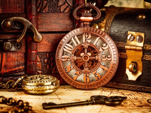 Старые карманные часы, шкатулка и ключ