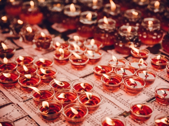 Маленькие зажженные ароматные красные свечи