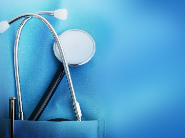 Стетоскоп в кармане медицинского халата